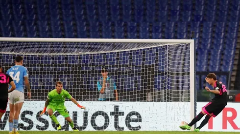 Santi Giménez convirtió un doblete en la Europa League