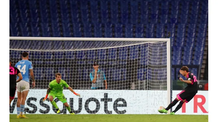 Santi Giménez convirtió un doblete en la Europa League