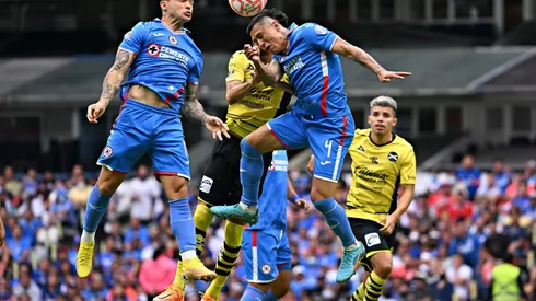 La afición de Cruz Azul reprobó a Domínguez y Baca.