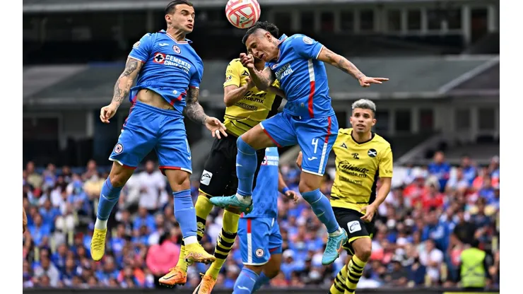 La afición de Cruz Azul reprobó a Domínguez y Baca.