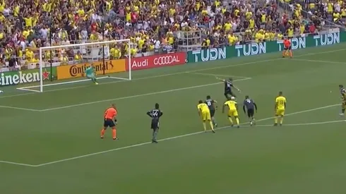 Chicharito falló un penal ante Nashville