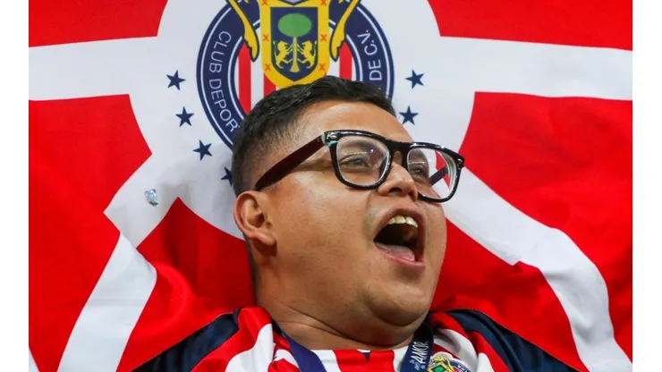 Roberto Alvarado comienza calentar el Clásico Nacional.