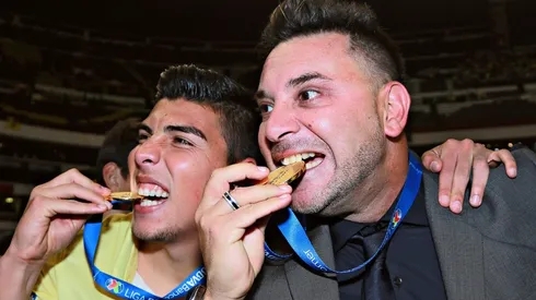 Quick Mendoza y Turco Mohamed celebran el título del Apertura 2014.