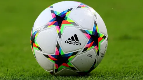Este es el balón que utilizan en la UEFA Champions League 2022-23 masculino.