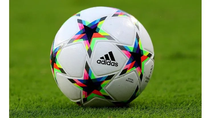 Este es el balón que utilizan en la UEFA Champions League 2022-23 masculino.