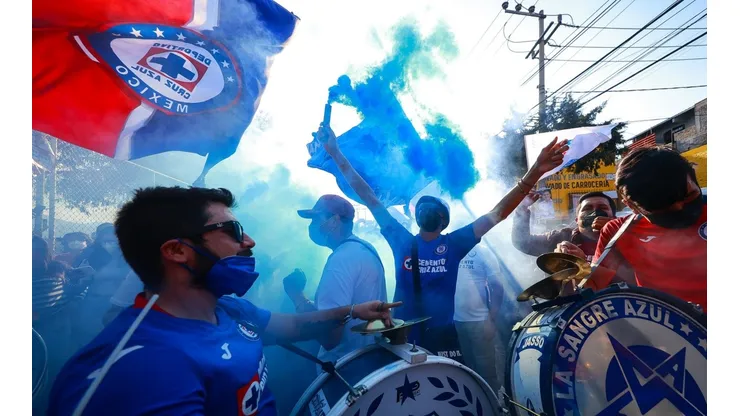 La afición de Cruz Azul está que arde.