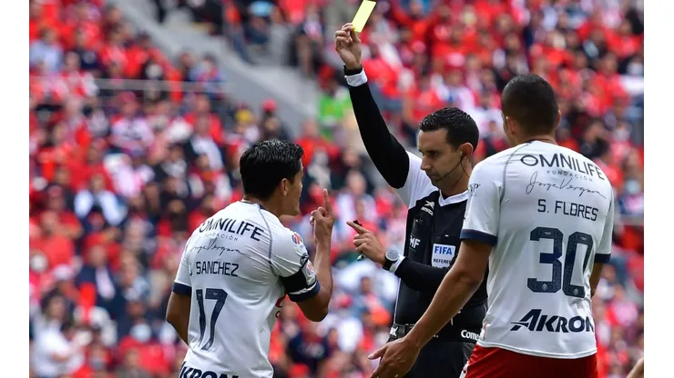 Chivas sufrió una vez más las polémicas arbitrales.