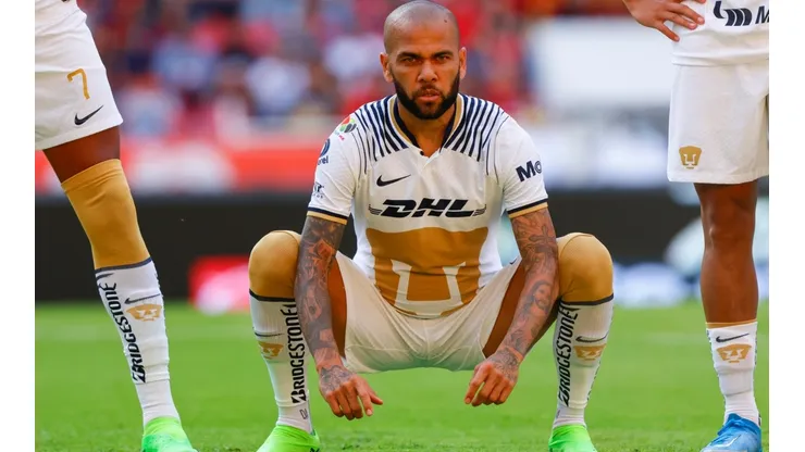 Dani Alves y un curioso mensaje en redes sociales.