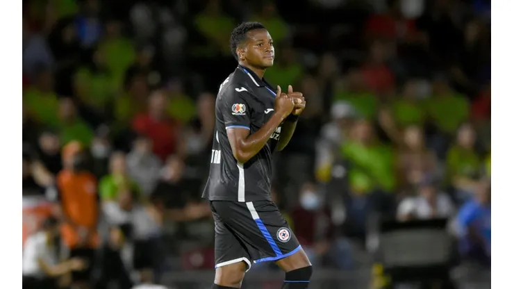 Estrada marcó su primer gol en Cruz Azul, pero ya había convertido en la Liga MX.