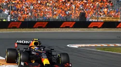 Sergio "Checo" Pérez transitando las calles de Zandvoort.