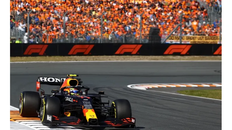 Sergio "Checo" Pérez transitando las calles de Zandvoort.