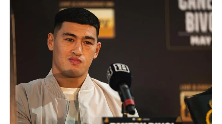 Bivol le dijo a Canelo que mejor enfrente a Joshua.