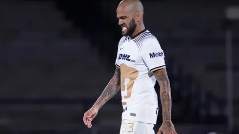 Dani Alves en el estadio Olímpico Universitario.