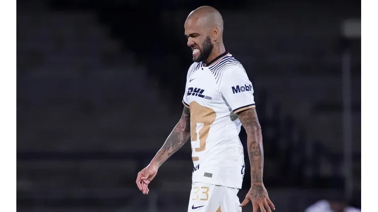 Dani Alves en el estadio Olímpico Universitario.