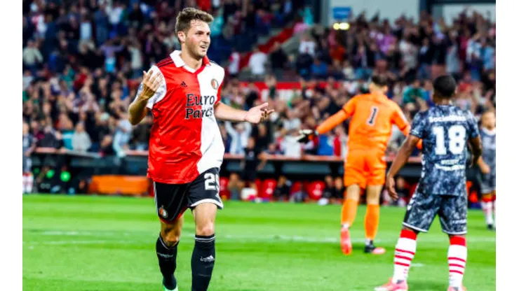 Santiago Giménez celebra su gol ante el Emmen.
