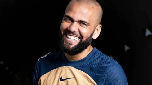 Dani Alves en sesión fotográfica con el uniforme de Pumas.