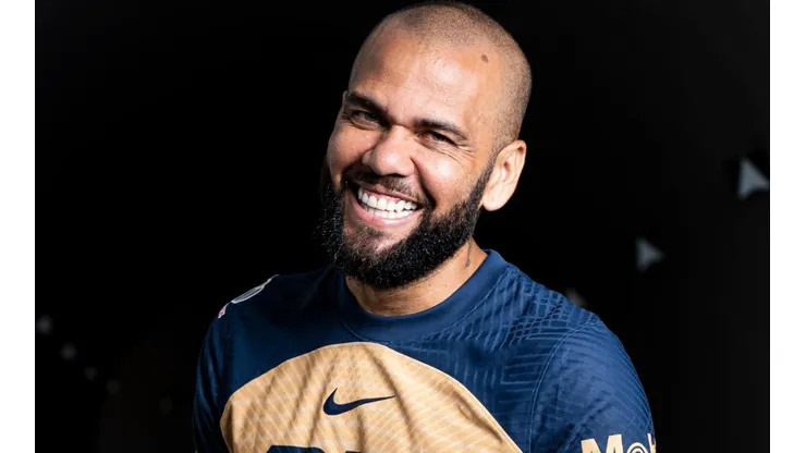 Dani Alves en sesión fotográfica con el uniforme de Pumas.