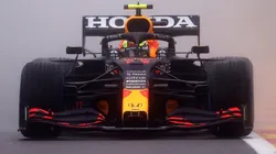 Checo Pérez transitando las calles del Gran Premio de Bélgica.