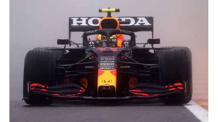 Checo Pérez transitando las calles del Gran Premio de Bélgica.