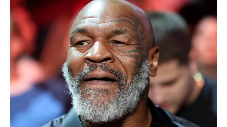 La afección que obliga a Mike Tyson a movilizarse asistido por un bastón o silla de ruedas