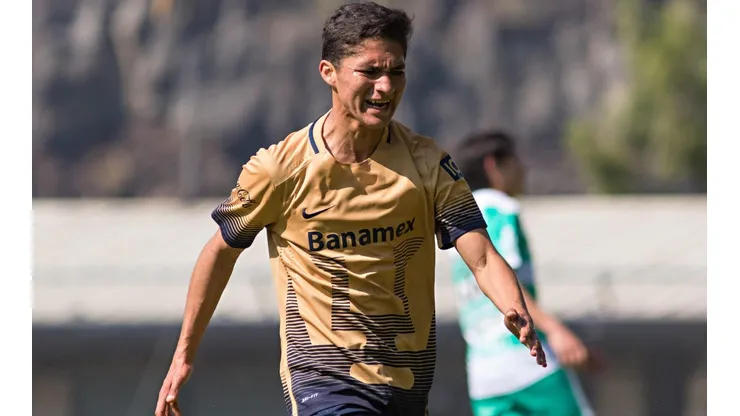Manuel Ponce con el equipo sub 17 de Pumas en el torneo Clausura 2016.