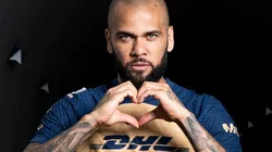 Dani Alves en sesión fotográfica con uniforme de Pumas.