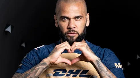Dani Alves en sesión fotográfica con uniforme de Pumas.