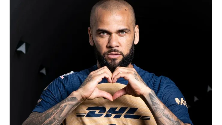 Dani Alves en sesión fotográfica con uniforme de Pumas.