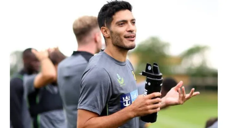 Raúl Jiménez en una práctica del Wolverhampton.