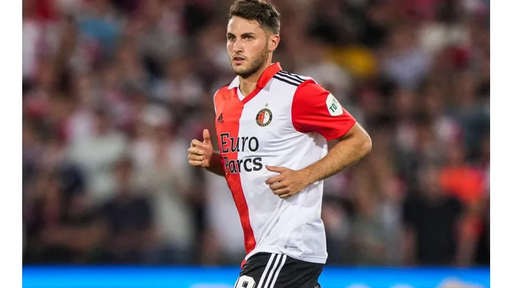Santi Giménez ya tuvo su debut con Feyenoord.