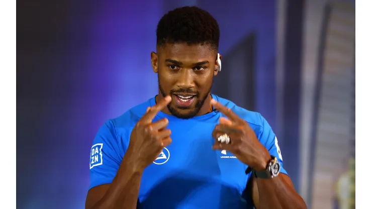 Anthony Joshua cree poder sacar a Tyson Fury del retiro