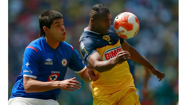 Néstor Araujo con Cruz Azul y contra el América en el torneo Clausura 2012.