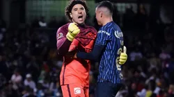 Guillermo Ochoa y Emilio Lara en el partido contra los Pumas.