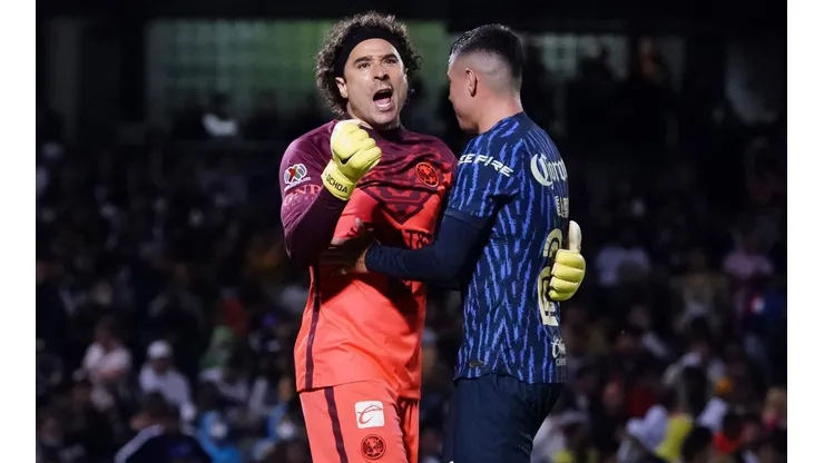 Guillermo Ochoa y Emilio Lara en el partido contra los Pumas.