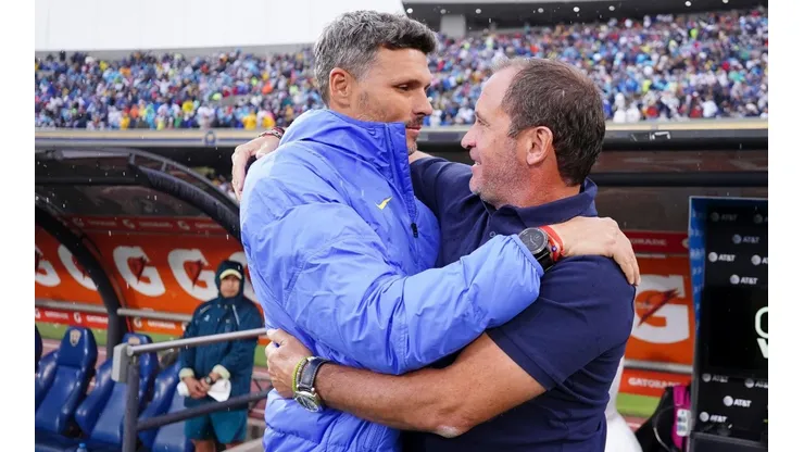 El encuentro entre Fernando Ortiz y Andrés Lillini previo al partido.