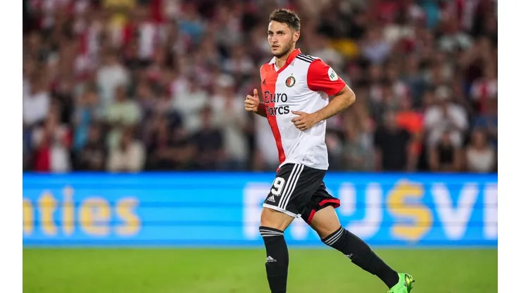 Santi Giménez disputó su primer partido en la Eredivisie.