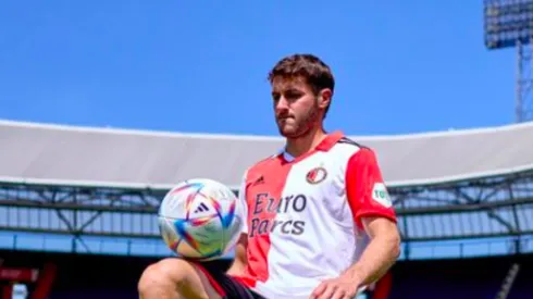 Santiago Giménez en el estadio De Kuip.