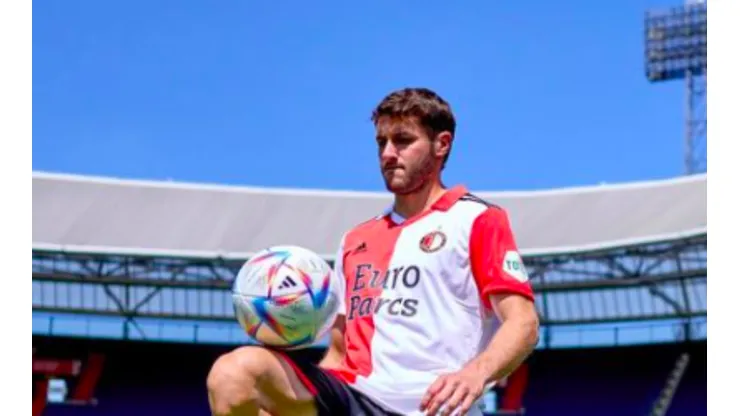 Santiago Giménez en el estadio De Kuip.
