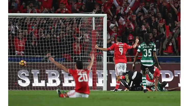 Raúl Jiménez y Gonçalo Guedes celebrando un gol con el Benfica.