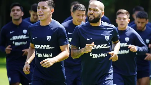 Efraín Velarde con Dani Alves en entrenamiento de Pumas.