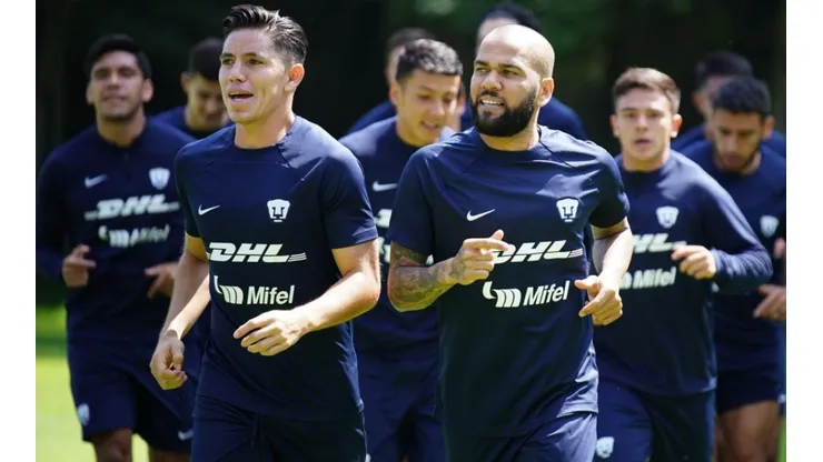 Efraín Velarde con Dani Alves en entrenamiento de Pumas.