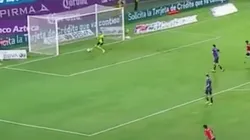 Alexis Vega falló un gol de forma increíble ante Mazatlán.