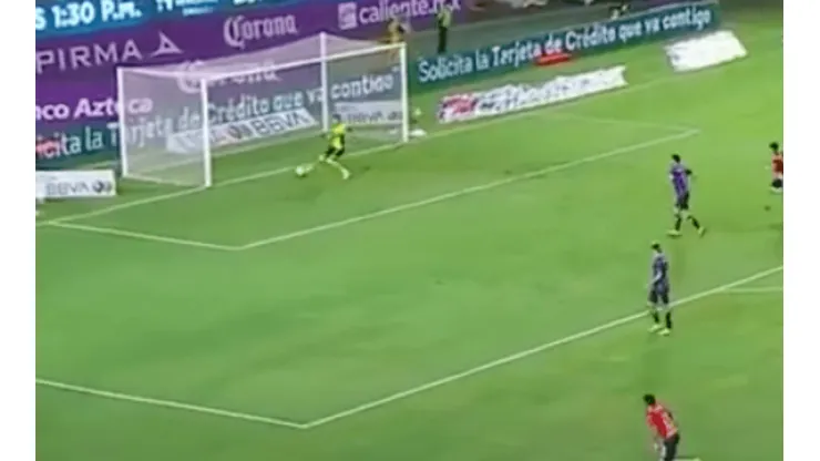 Alexis Vega falló un gol de forma increíble ante Mazatlán.