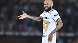 Dani Alves en su primer partido con Pumas.