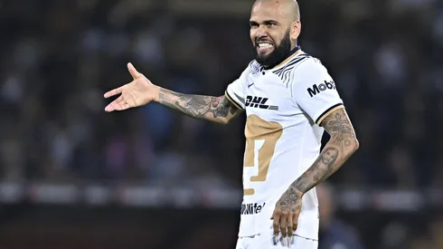 Dani Alves en su primer partido con Pumas.