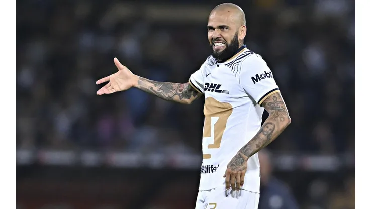 Dani Alves en su primer partido con Pumas.