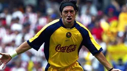 Iván Zamorano celebra un gol con la camiseta del América.