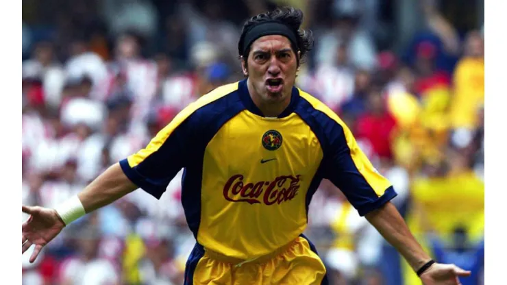 Iván Zamorano celebra un gol con la camiseta del América.