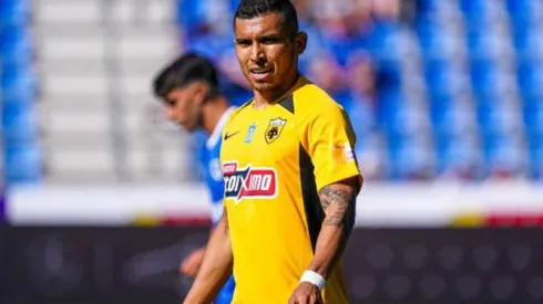 Orbelín Pineda con el uniforme del AEK Atenas.