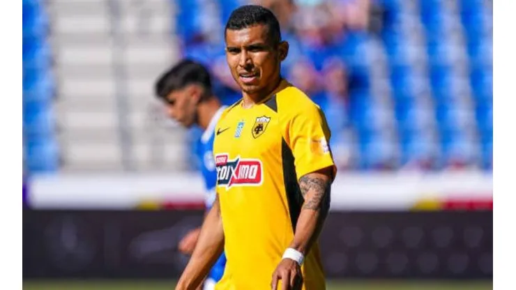 Orbelín Pineda con el uniforme del AEK Atenas.